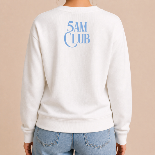 5AM Club Bügelbild auf weißem Damen-Sweater – Rückenansicht