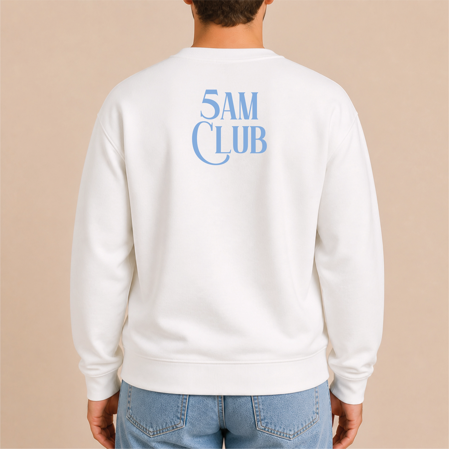 5AM Club Bügelbild auf weißem Herren-Sweater – Rücken Porträt