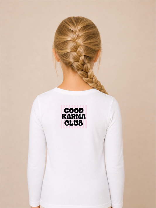Good Karma Club Bügelbild auf weißem Mädchen-Langarmshirt – Rücken
