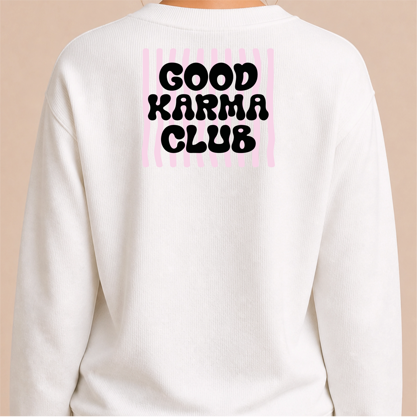 Good Karma Club Bügelbild auf weißem Damen-Sweater – Nahaufnahme Rücken