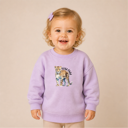 Wild Child Leopard Bügelbild auf lilanem Kleinkind-Sweater – Front