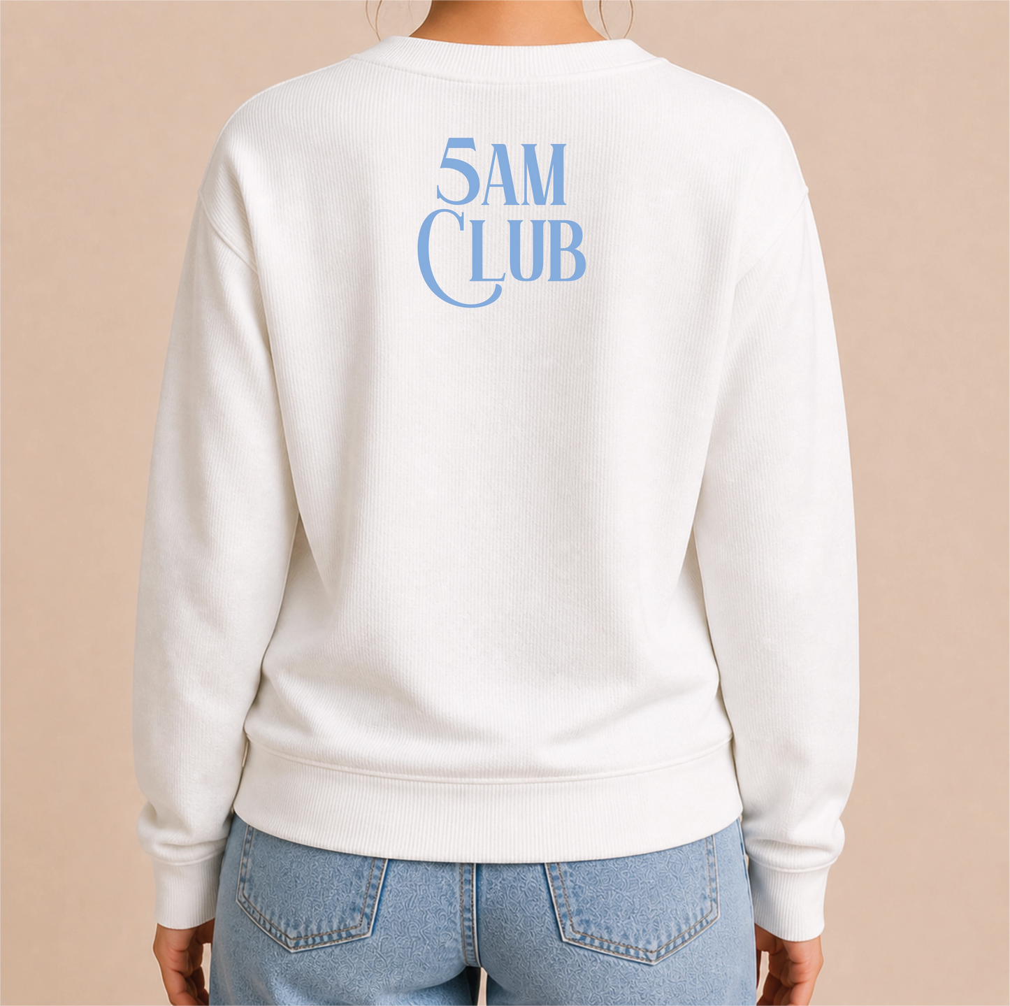 5AM Club Blau Bügelbild auf weißem Damen-Sweater – Rückenansicht