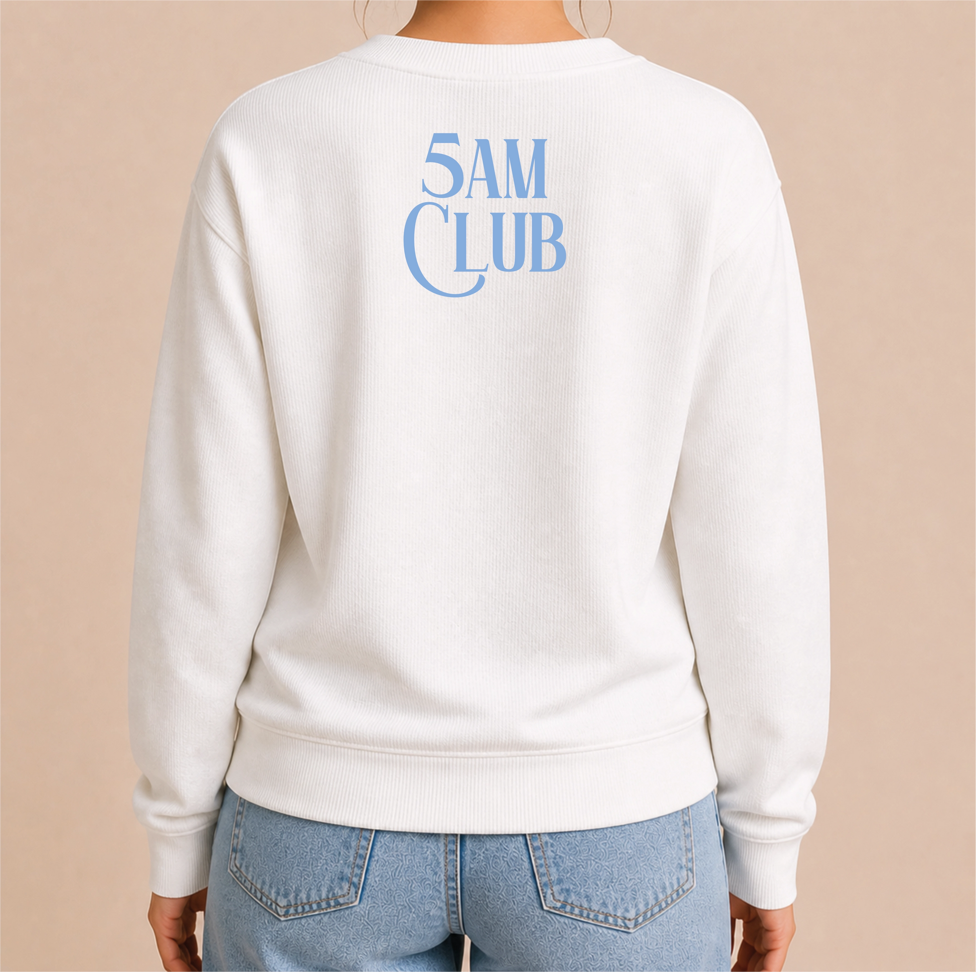 5AM Club Bügelbild auf weißem Damen-Sweater – Rückenansicht