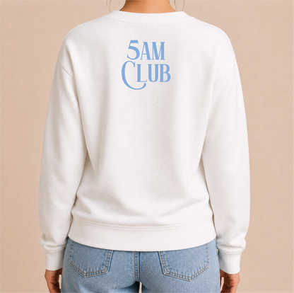5AM Club Bügelbild auf weißem Damen-Sweater – Rückenansicht