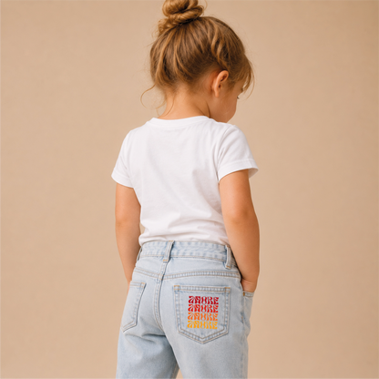 Amore Repeat Bügelbild auf Kinder-Hosentasche – Rückenansicht