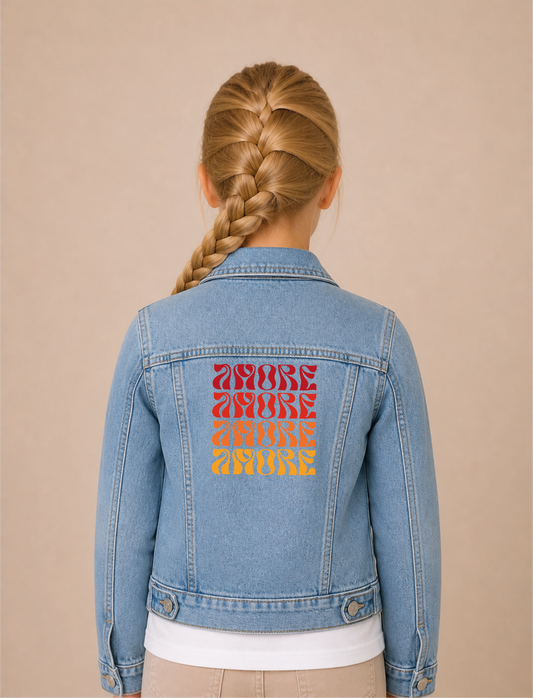 Amore Repeat Bügelbild auf Mädchen-Jeansjacke – Rücken
