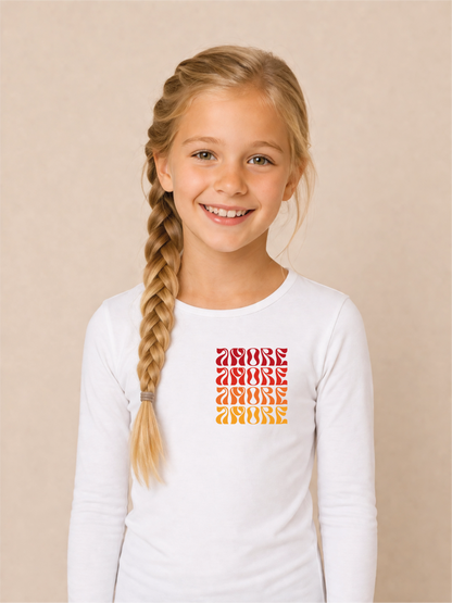 Amore Repeat Bügelbild auf weißem Mädchen-Langarmshirt – Porträt