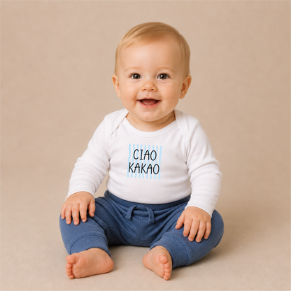 Ciao Kakao Blau Bügelbild auf weißem Baby-Langarmshirt