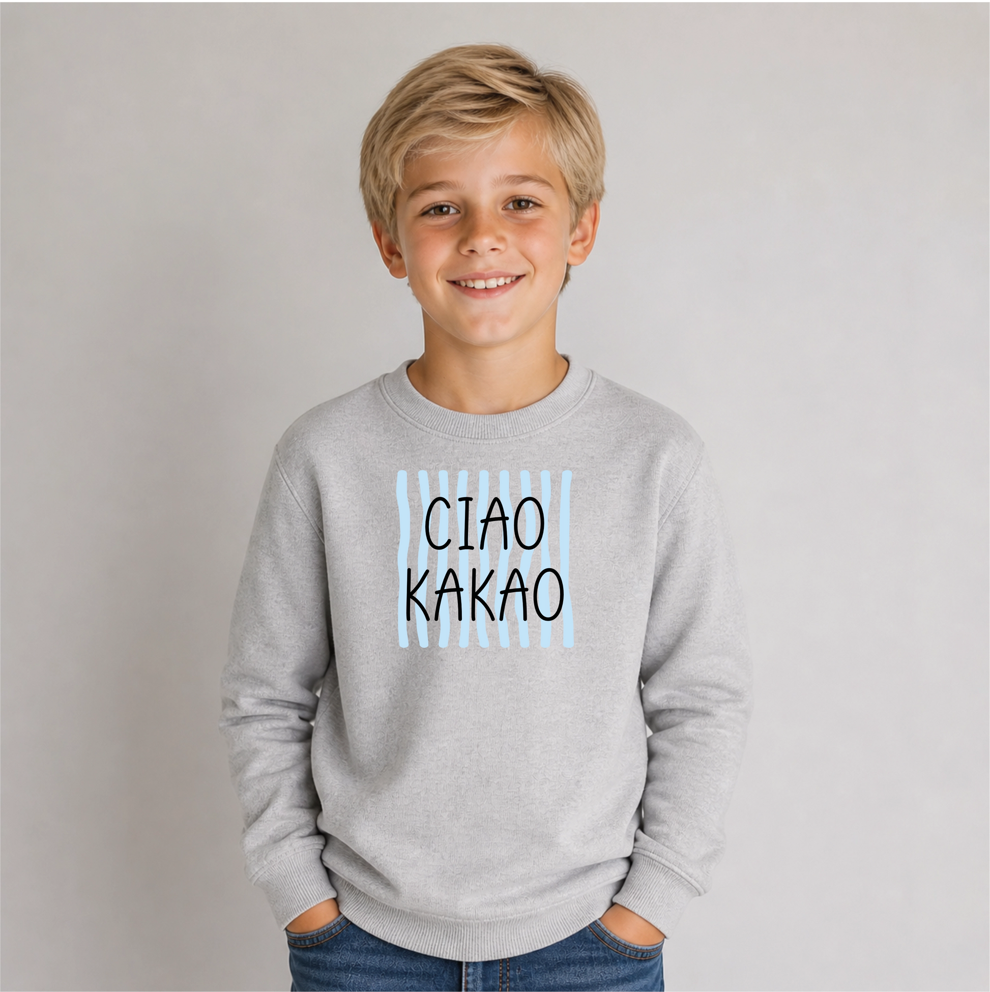 Ciao Kakao Blau Bügelbild auf grauem Jungen-Sweater – Front