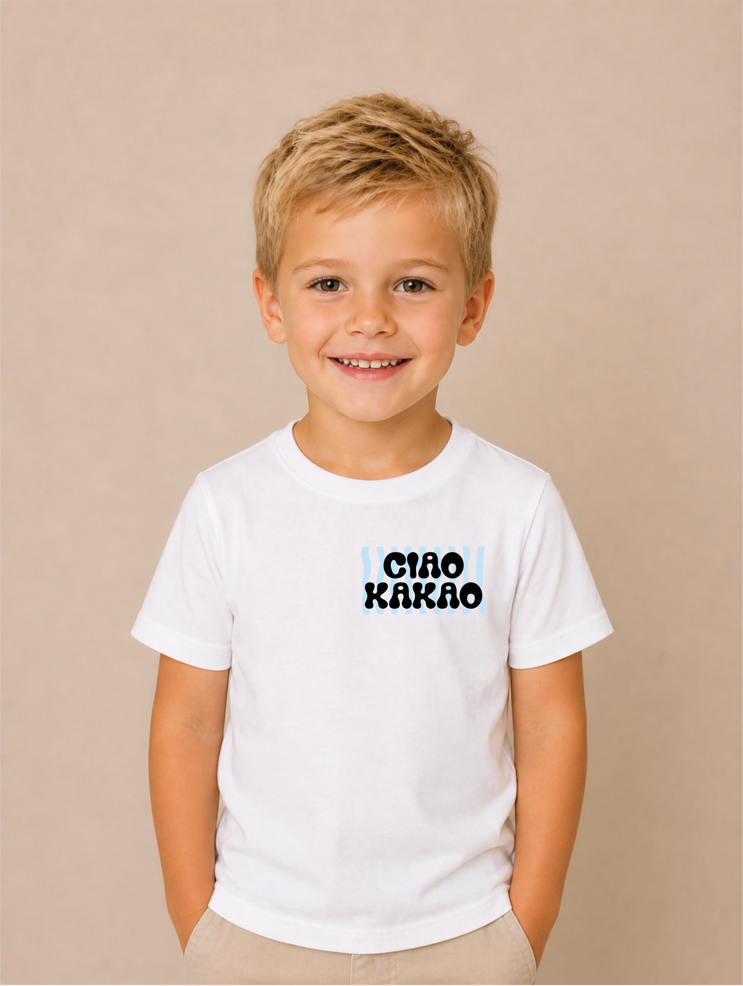 Ciao Kakao Blau Bügelbild auf weißem Jungen-T-Shirt – Front