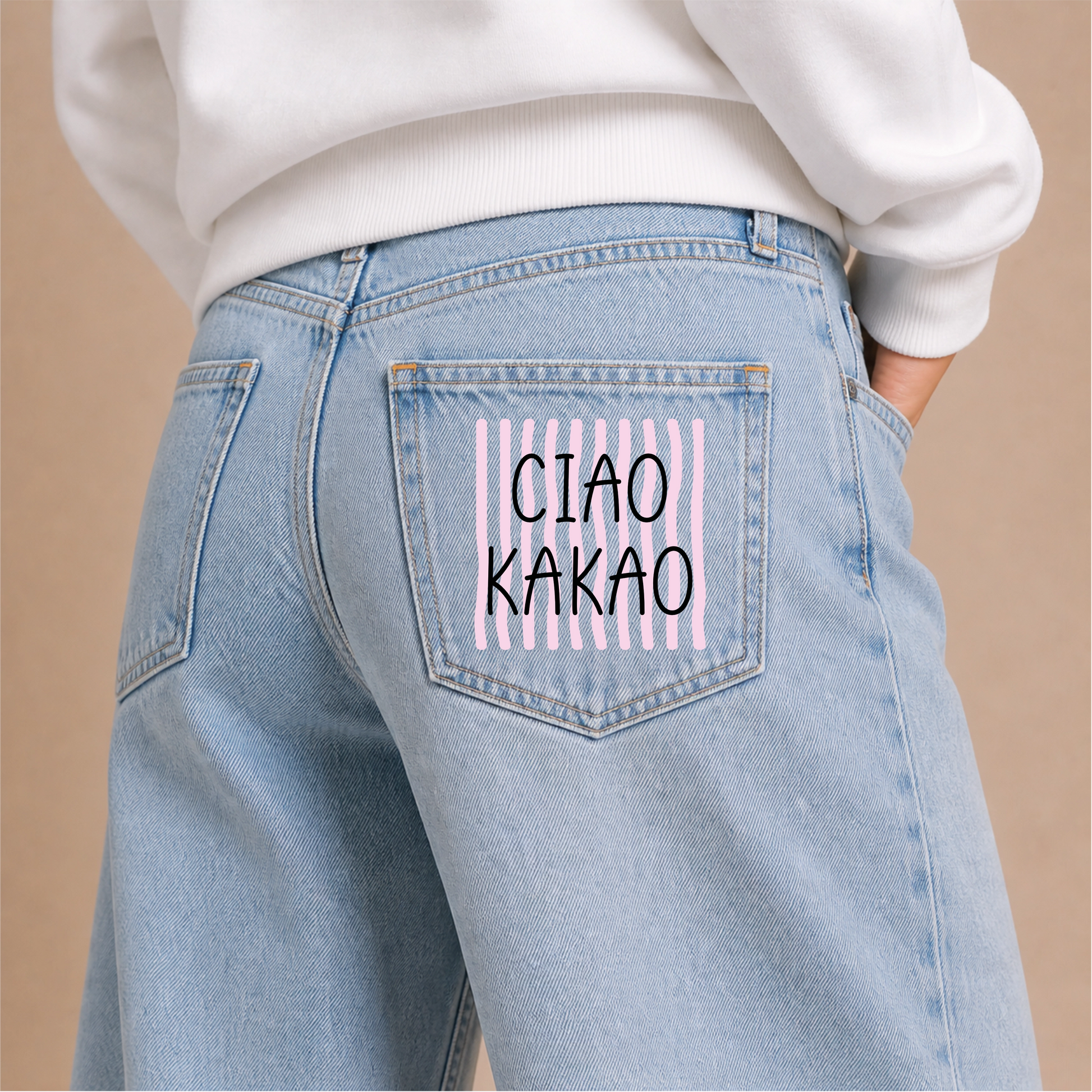 Ciao Kakao Rosa Bügelbild auf Damen-Jeans Hosentasche – hellblau