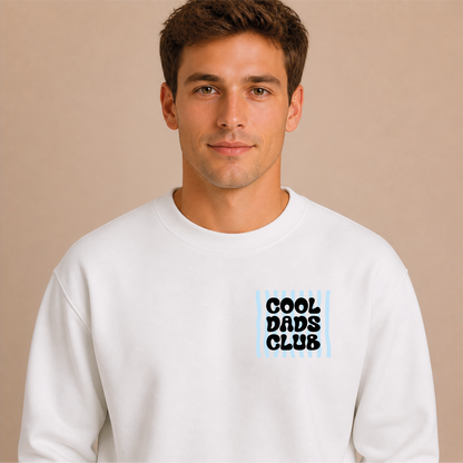 Cool Dads Club Bügelbild auf weißem Herren-Sweater – Nahaufnahme Front