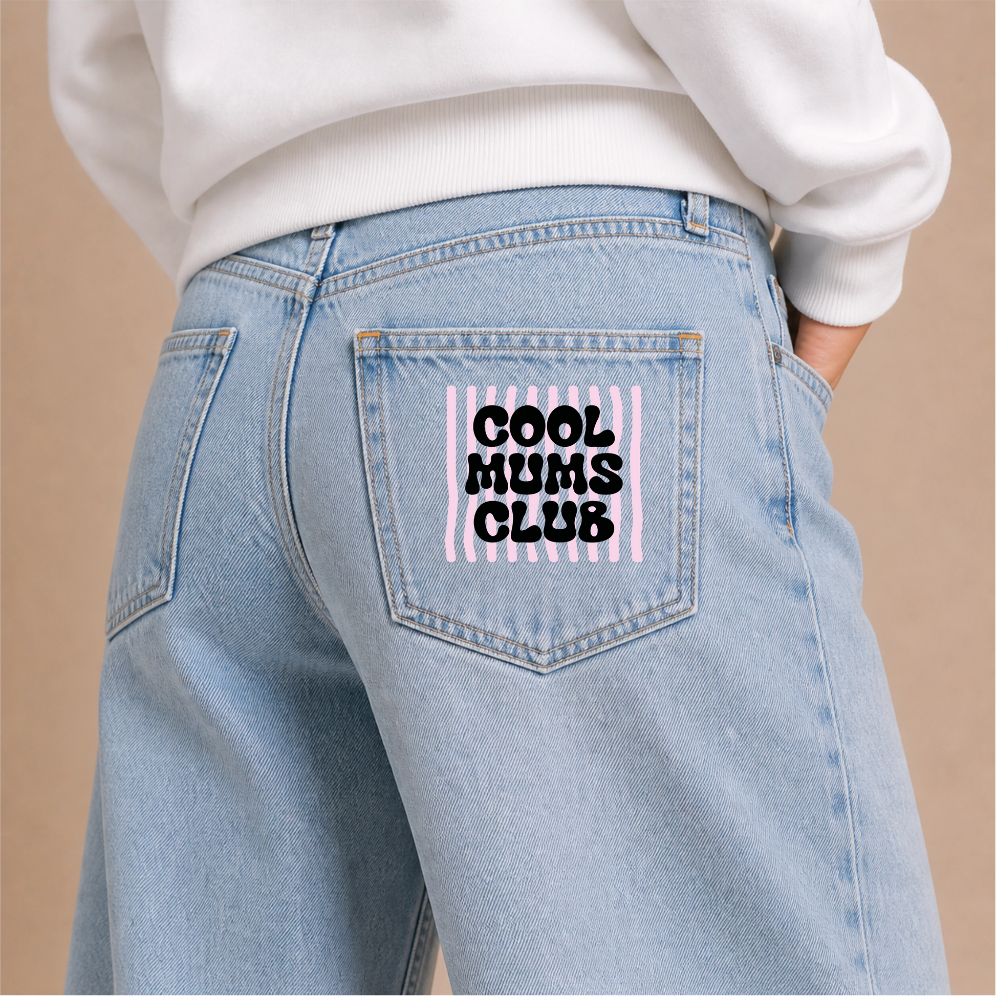 Cool Mums Club Bügelbild auf hellblauer Damen-Jeans – Hosentasche