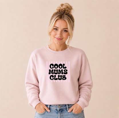 Cool Mums Club Bügelbild auf rosafarbenem Damen-Sweater – Front