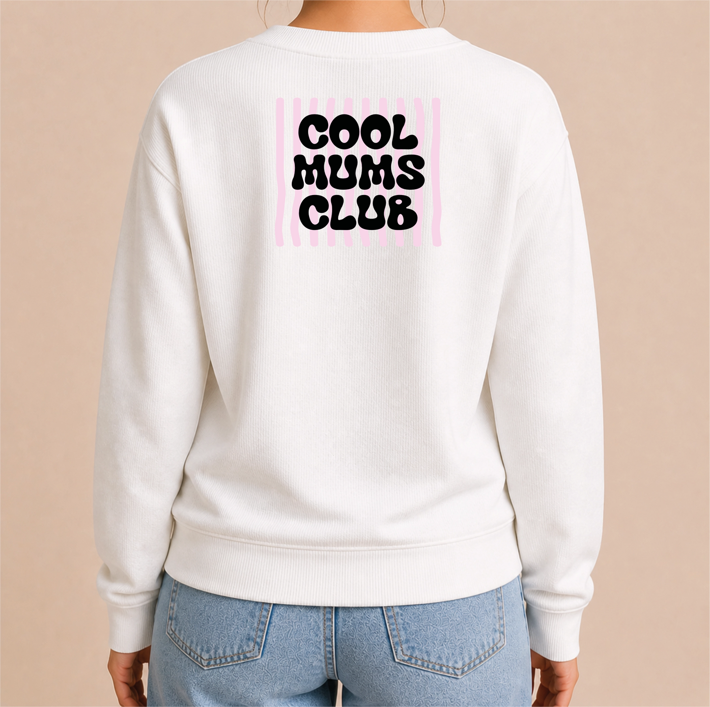 Cool Mums Club Bügelbild auf weißem Damen-Sweater – Rücken