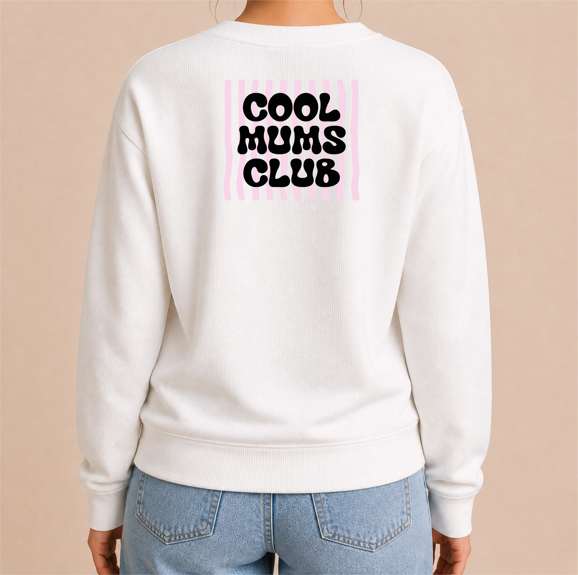 Cool Mums Club Bügelbild auf weißem Damen-Sweater – Rücken