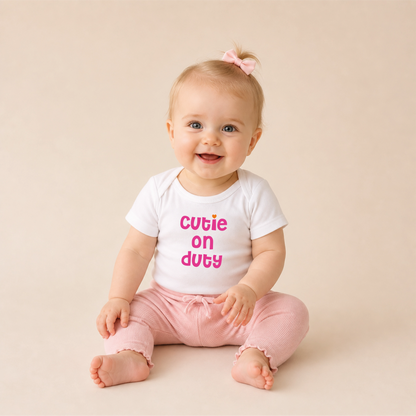Cutie on Duty Bügelbild auf weißem Baby-Body