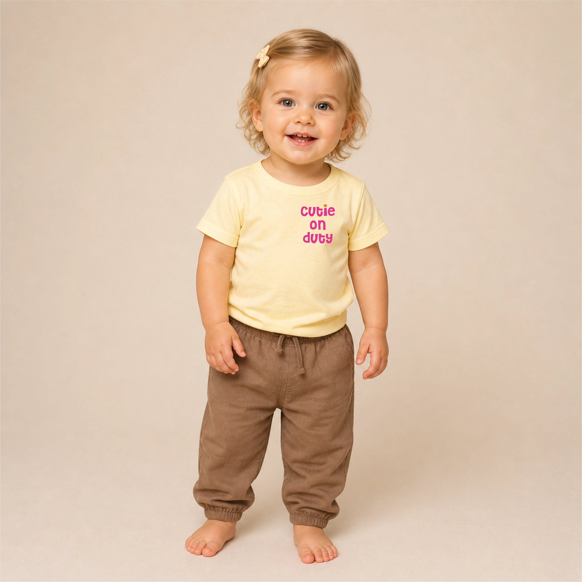 Cutie on Duty Bügelbild auf gelbem Kleinkind-T-Shirt – Front