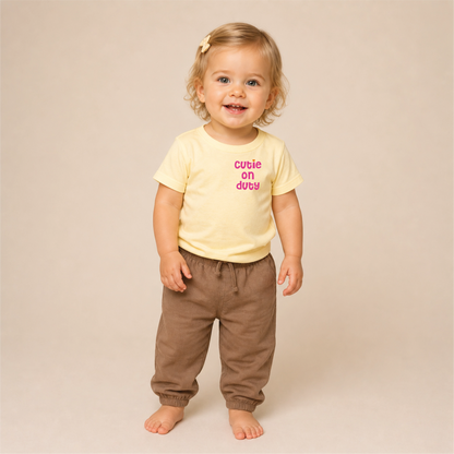 Cutie on Duty Bügelbild auf gelbem Kleinkind-T-Shirt – Front