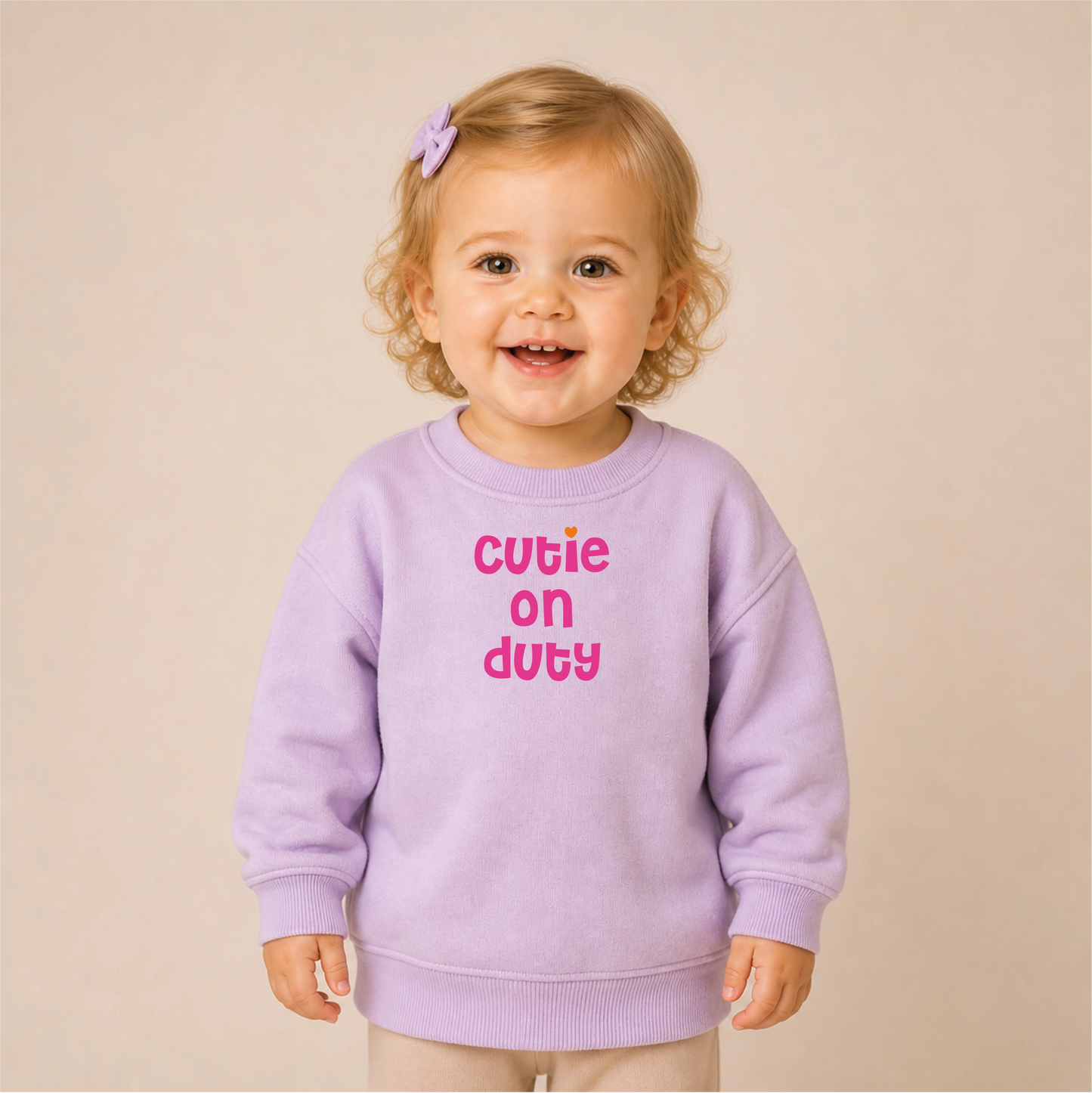 Cutie on Duty Bügelbild auf lilanem Kleinkind-Sweater – Front