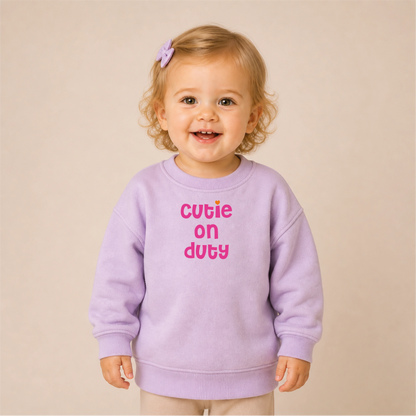 Cutie on Duty Bügelbild auf lilanem Kleinkind-Sweater – Front