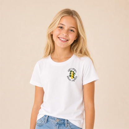 Easy Peasy Lemon Squeezy Bügelbild auf weißem Mädchen-Shirt – Front