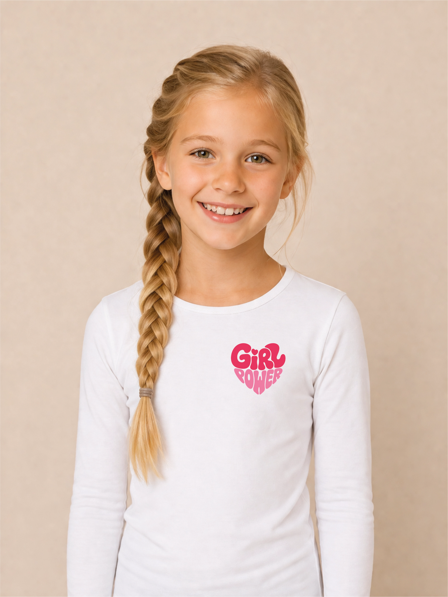 Girl Power Herz Bügelbild auf weißem Mädchen-Langarmshirt – Porträt