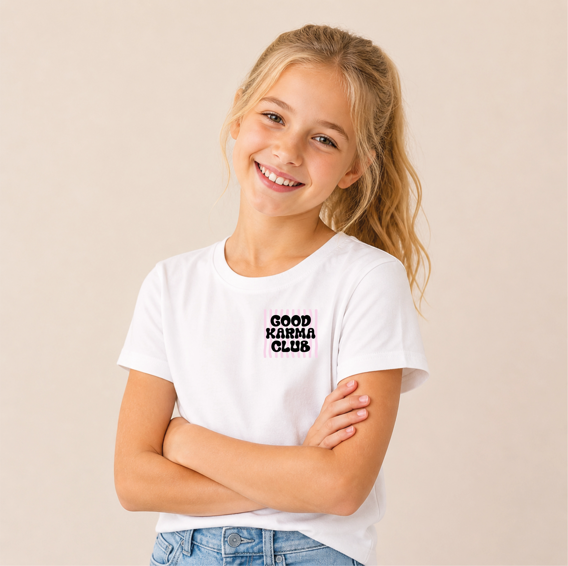 Good Karma Club Bügelbild auf weißem Mädchen-T-Shirt – Front