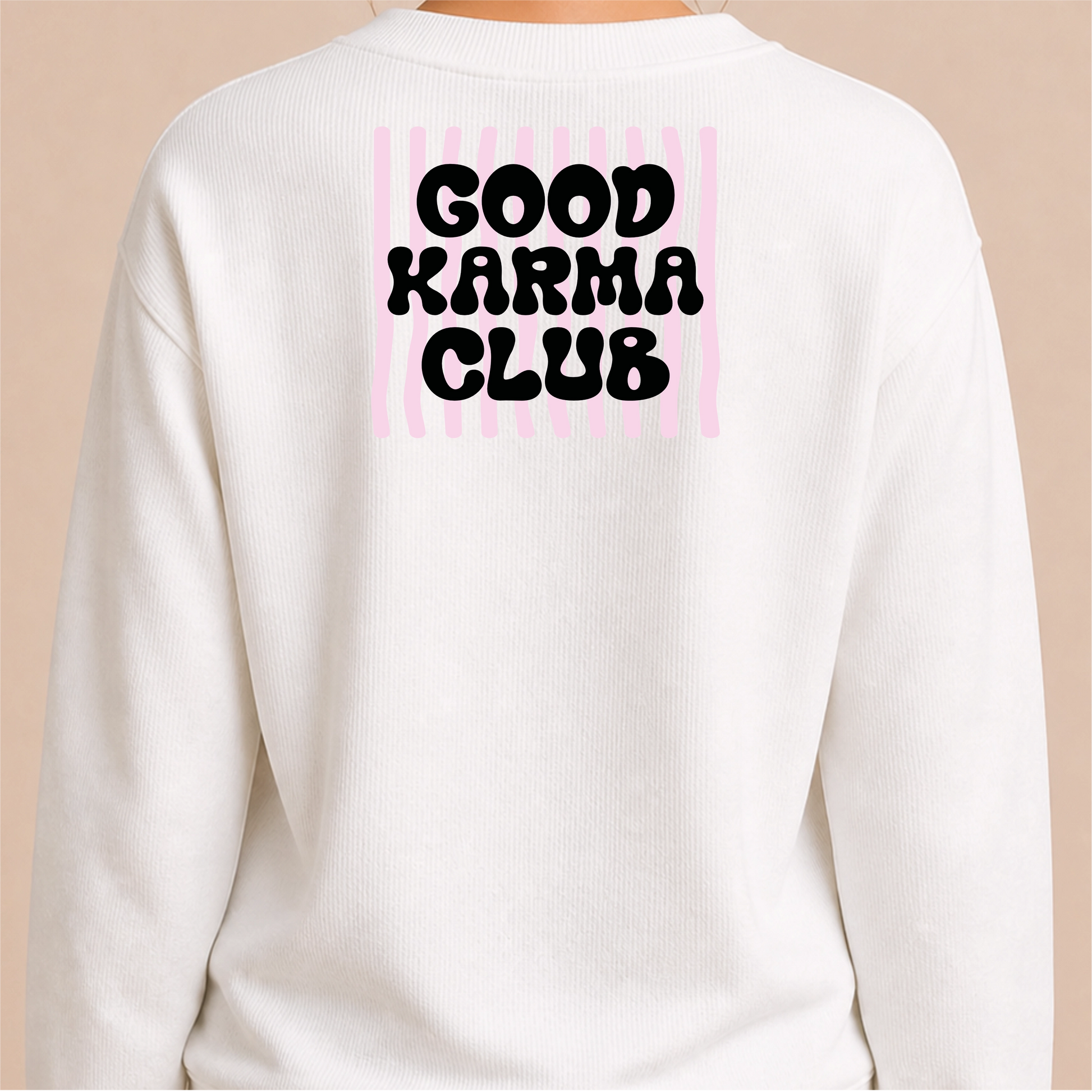 Good Karma Club Bügelbild auf weißem Damen-Sweater – Nahaufnahme Rücken