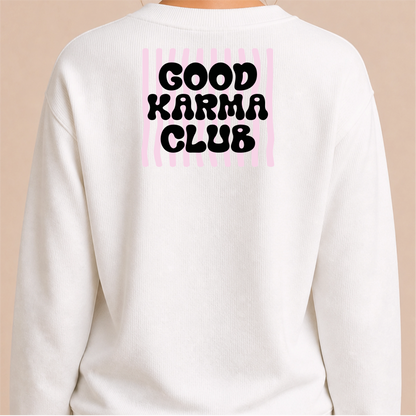 Good Karma Club Bügelbild auf weißem Damen-Sweater – Nahaufnahme Rücken