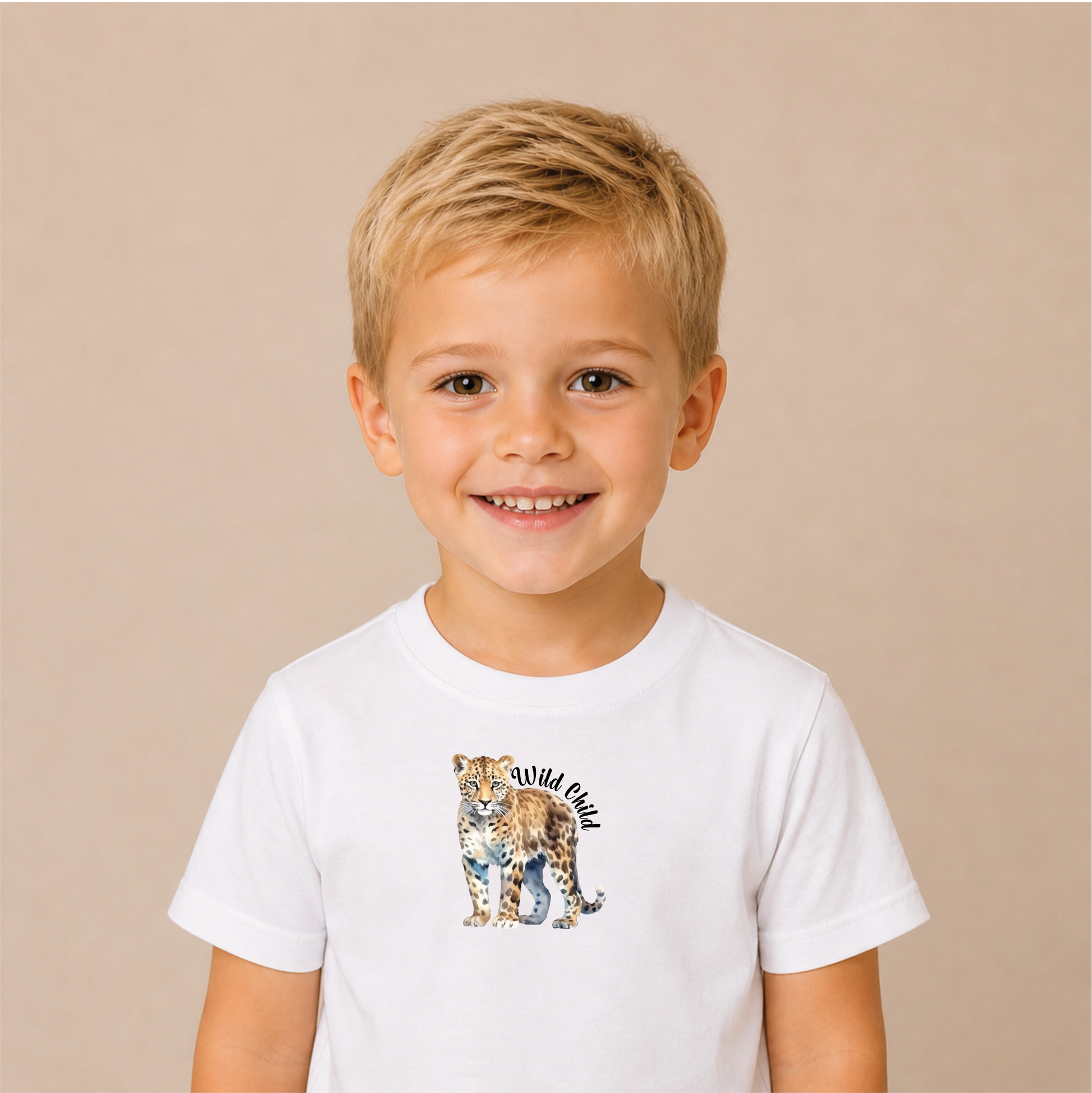 Wild Child Leopard Bügelbild auf weißem Jungen-T-Shirt – Front
