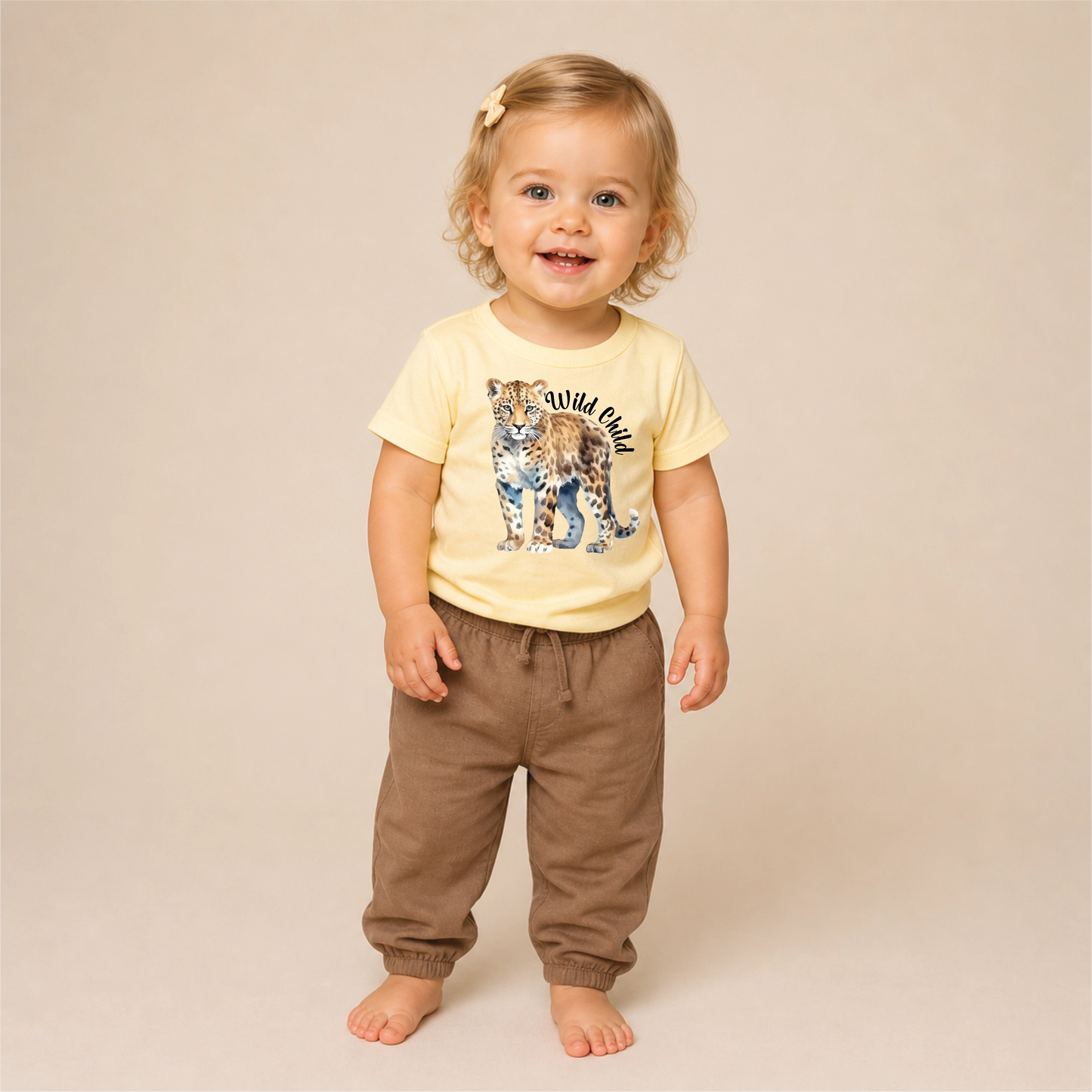 Wild Child Leopard Bügelbild auf gelbem Kleinkind-T-Shirt – Front