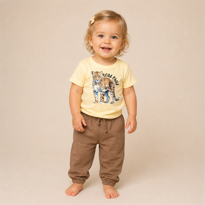 Wild Child Leopard Bügelbild auf gelbem Kleinkind-T-Shirt – Front