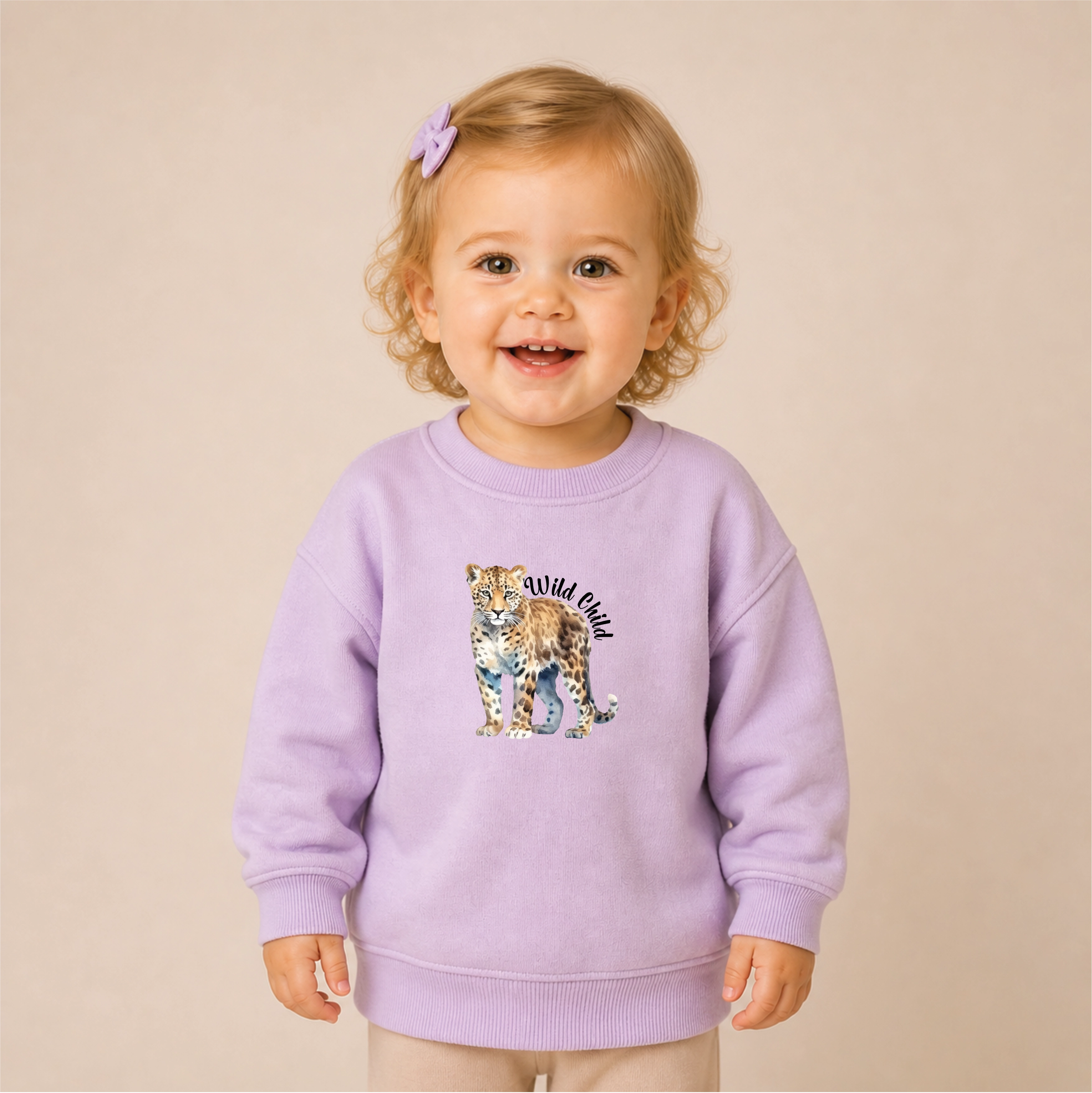 Wild Child Leopard Bügelbild auf lilanem Kleinkind-Sweater – Front