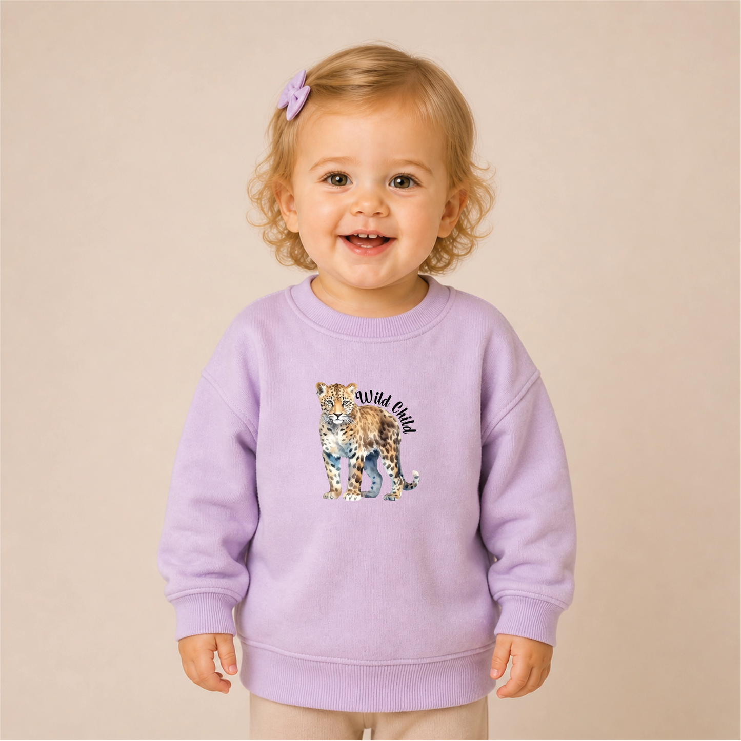Wild Child Leopard Bügelbild auf lilanem Kleinkind-Sweater – Front