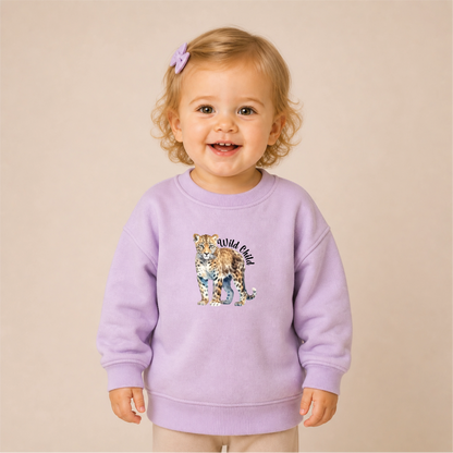 Wild Child Leopard Bügelbild auf lilanem Kleinkind-Sweater – Front